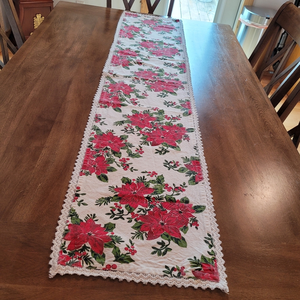 VTG Country Cotton Christmas Table Runner With Poinsettia And Hollyberry Pattern